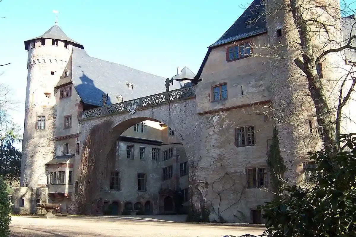 Замок Фюрстенау с декоративной аркой ворот в1588 году. Фото: Palli / wikipedia.org
