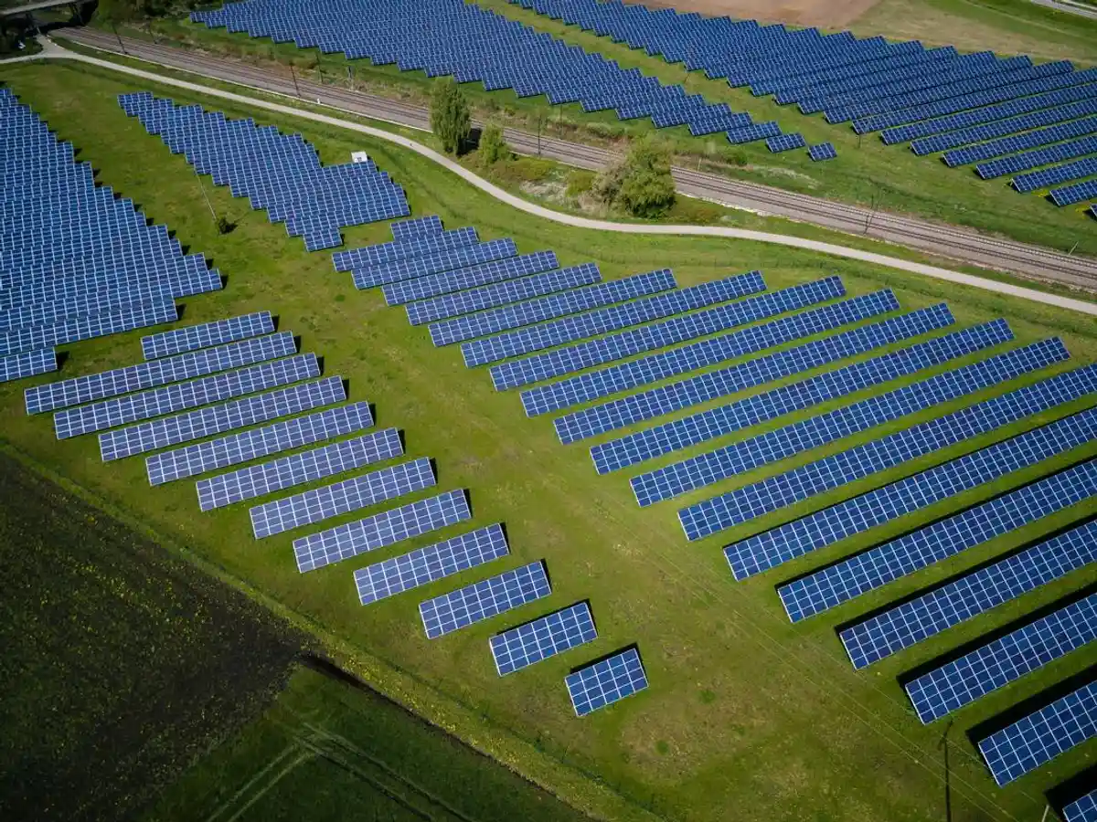 Крупные энергетические компании известируют в «зеленые» технологии миллиарды долларов. Фото: Andreas Gucklhorn / unsplash.com