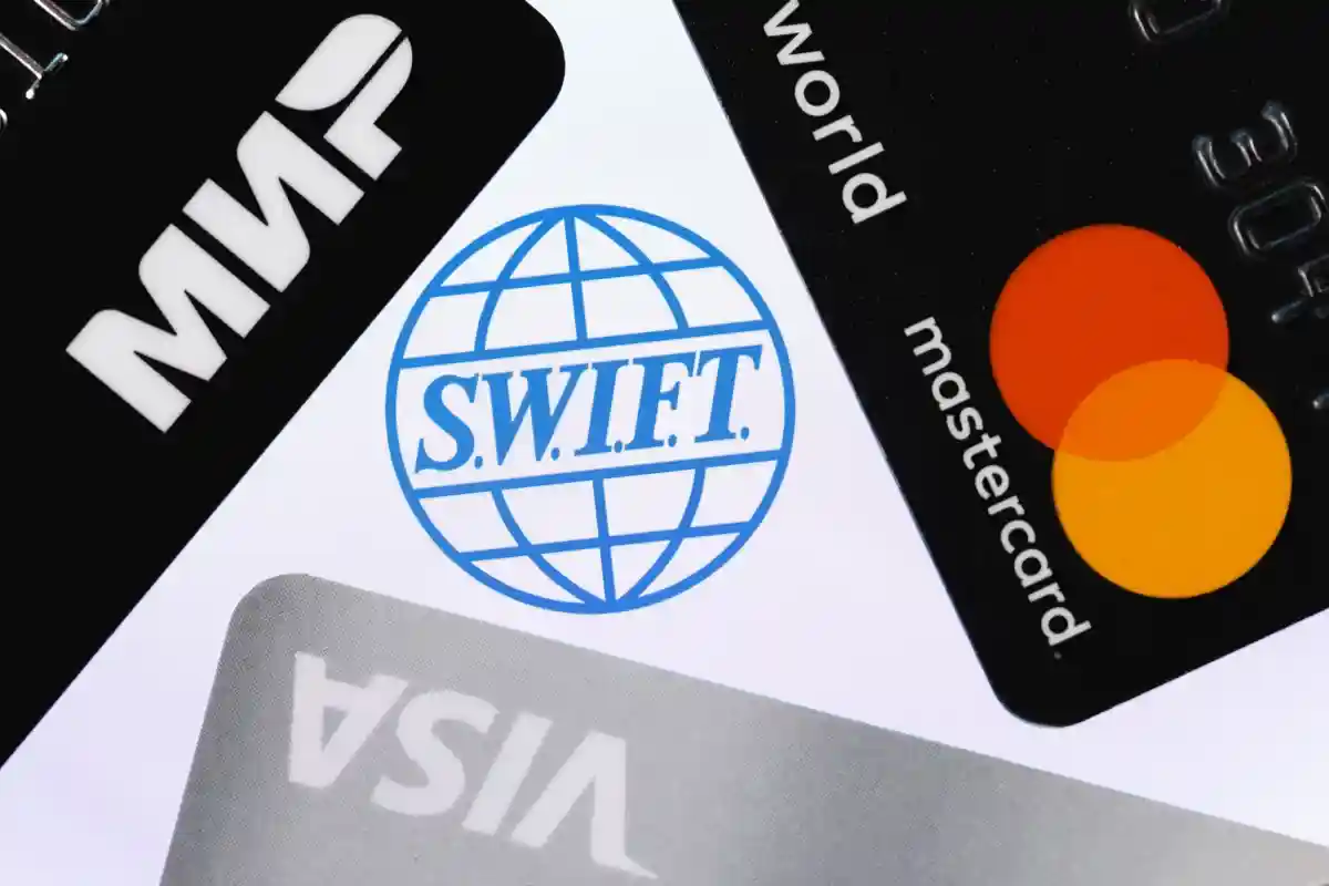 Банковские карты, которые использовали Swift, с логотипами трех платежных систем: Visa, Mastercard и Мир Фото: Sergei Elagin / Shutterstock.com