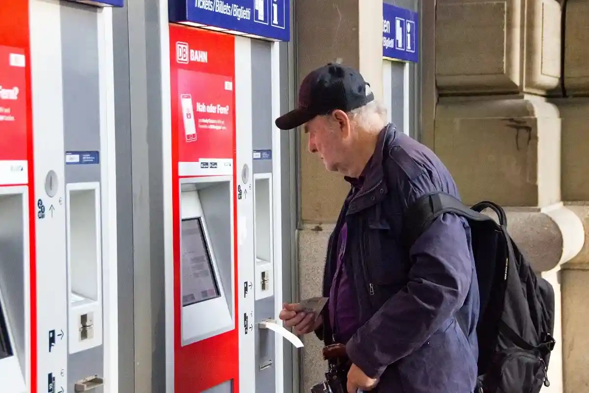 В редких случаях мошенники, по аналогии с банкоматами прикрепляют к слотам для карт муляжи для считывания данных магнитной полосы и мини-камеры над клавиатурой для подглядывания секретных номеров на билетных автоматах Deutsche Bahn. Фото: Little Adventures / shutterstock.com