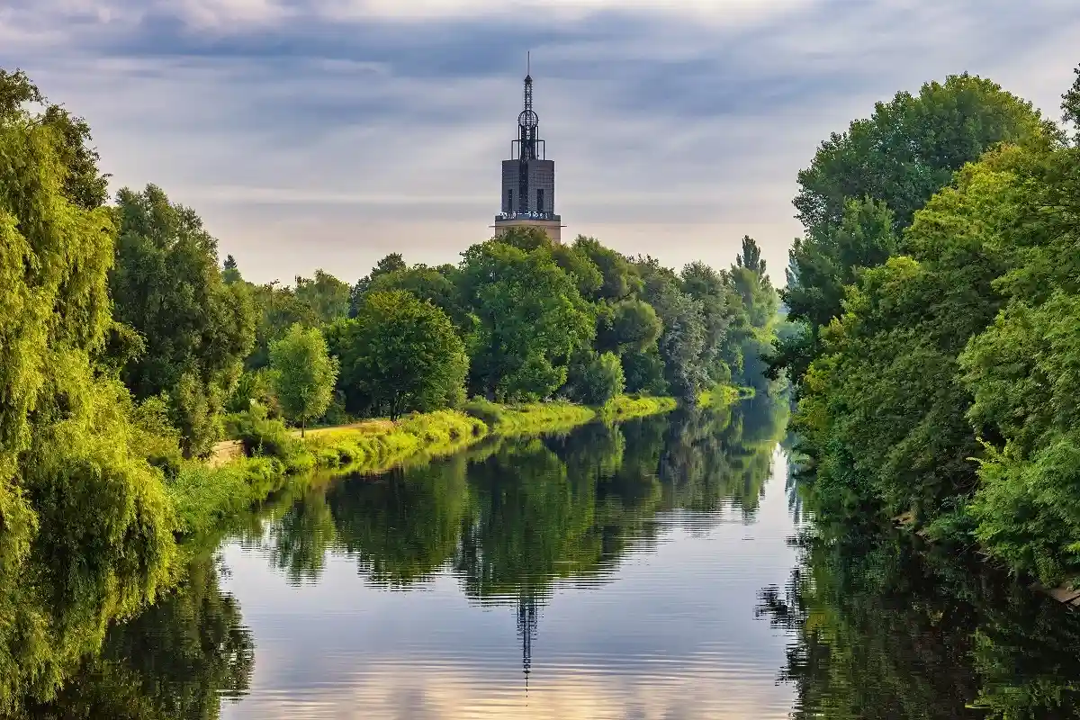 Одним из самых красивых мест вдоль реки Хавель, является цветущий город Вердер. Фото: Artur Bogacki / shutterstock.com