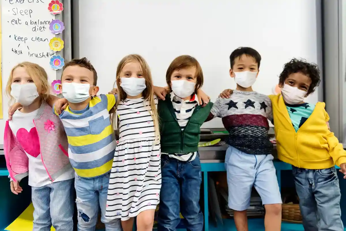 Вирусологи предполагают, что подтип BA.2 особенно опасен в школах и детских садах. Фото: Rawpixel.com / shutterstock.com 