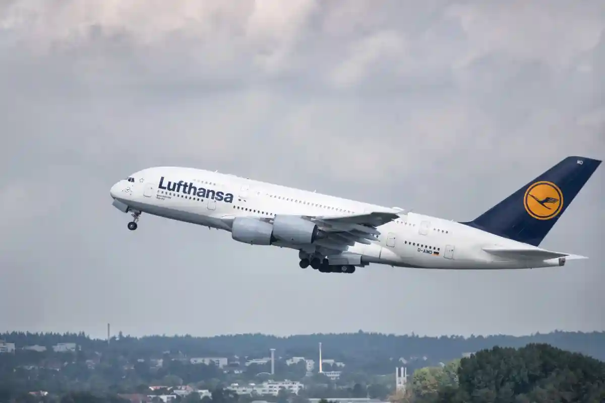 Lufthansa приостанавливает полеты в Россию. Фото: AVRORACOON / Shutterstock.com