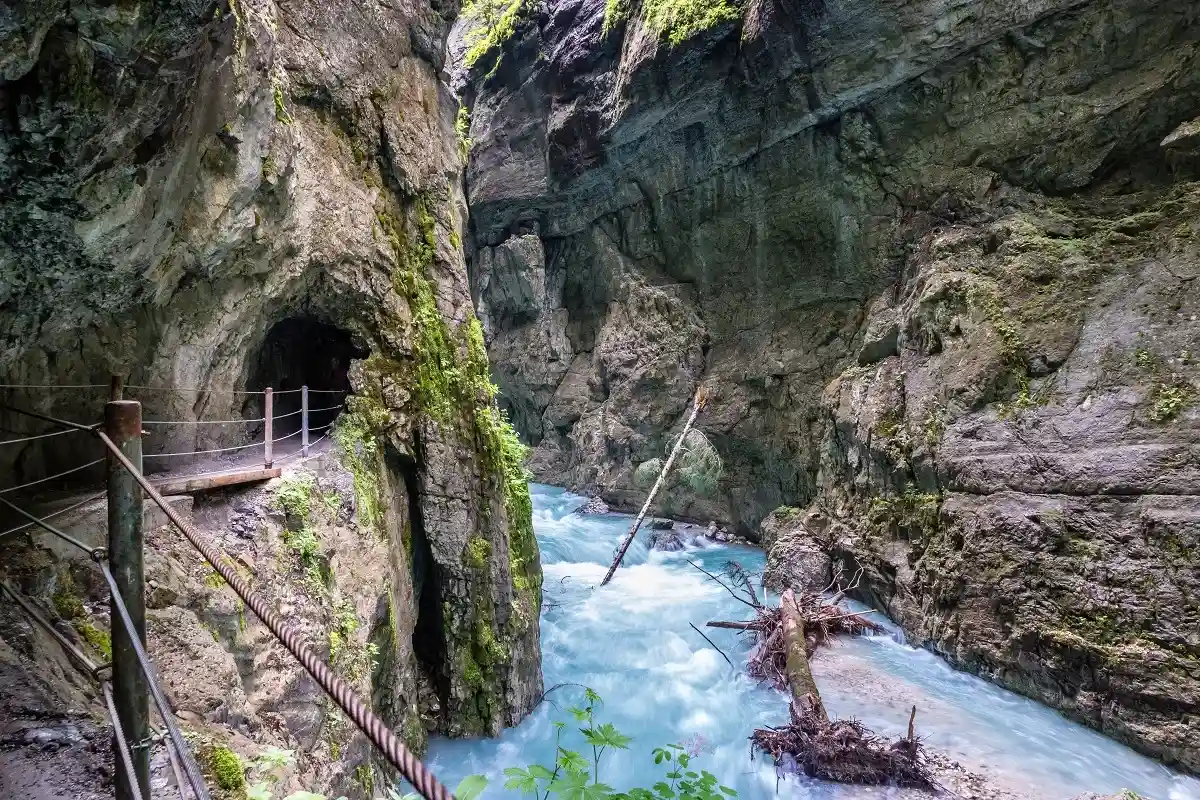 Партнач − 18-километровая горная река в Баварии, питаемая талыми водами, которая поднимается на высоту 1440 м над массивом Цугшпитце. Фото: Arnaud Martinez / shutterstock.com