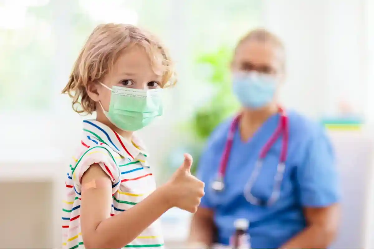 Побочные эффекты после вакцинации детей позволило оценить новое исследование. Фото: FamVeld / shutterstock.com