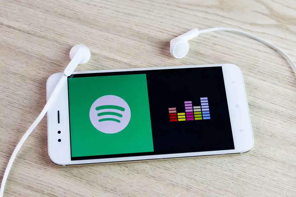 Spotify и Deezer — две крупнейшие платформы потоковой передачи музыки Фото: Rokas Tenys / Shutterstock.com