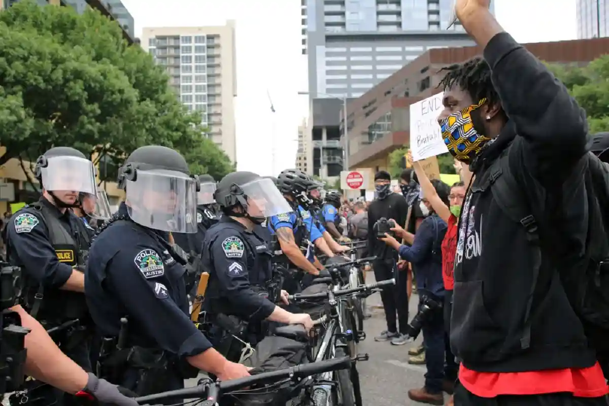 Полицейским Техаса предъявили обвинение в «чрезмерной силе» на протестах