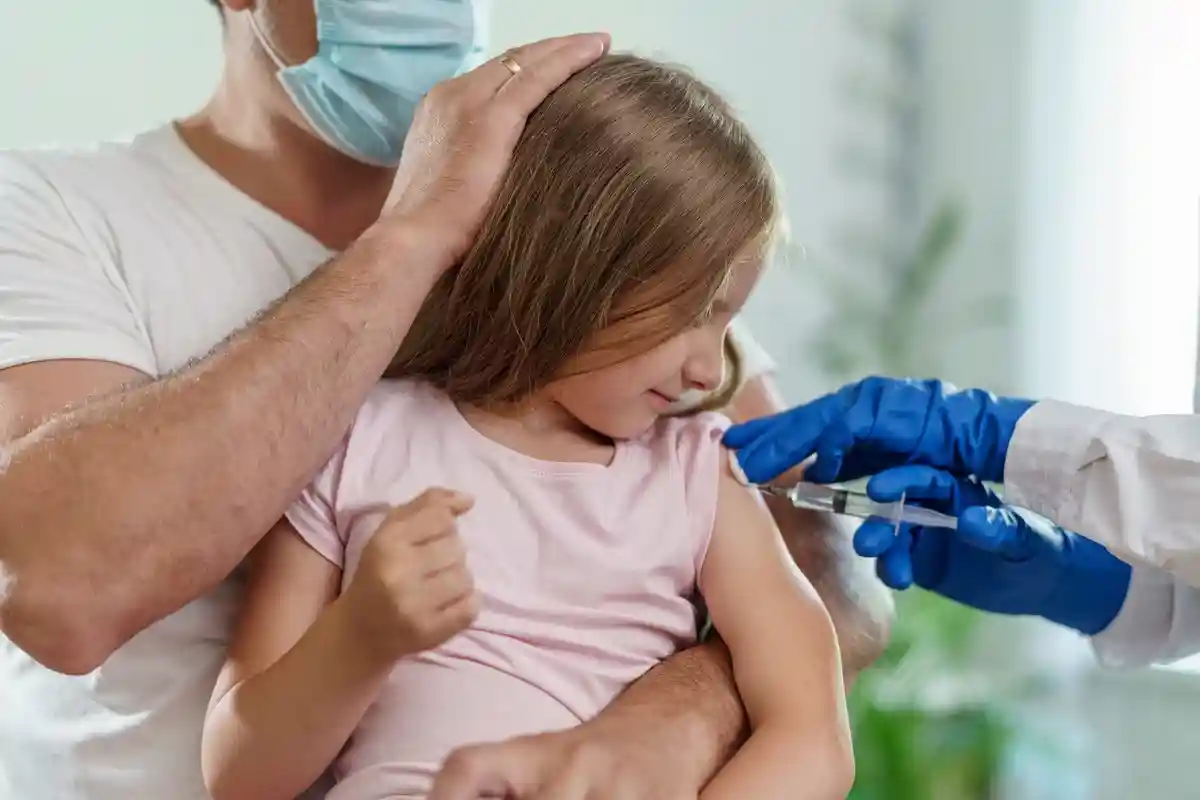 С детьми должны присутствовать родители, которые дают согласие на прививку. Фото: Alexander_Safonov / shutterstock.com