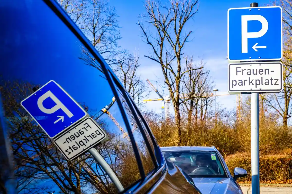 Водители-мужчины не обязаны оставлять женские парковочные места свободными в перспективе на подъезд женщин. Фото: FooTToo / shutterstock.com