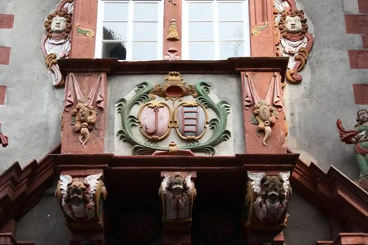 Фамильный герб на балконе. Фото: Reinhardhauke / wikimedia.org