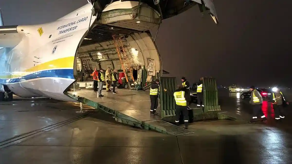 Гигантский нос реактивного самолета раскрылся, носовая часть весом в несколько тонн взмыла в воздух © Flughafen Nürnberg / airport-nuernberg.de