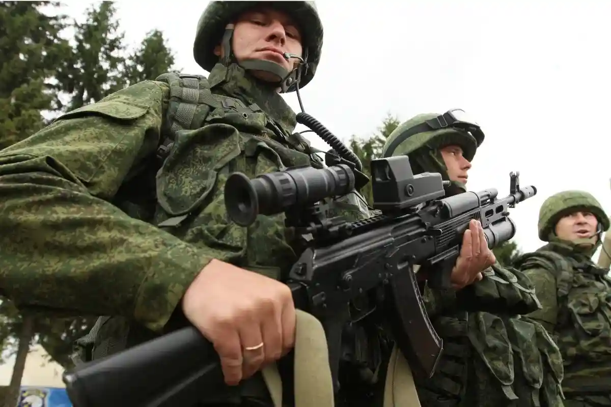 Совет Федерации разрешил использовать российскую армию в Донбассе. Фото: De Visu / Shutterstock.com