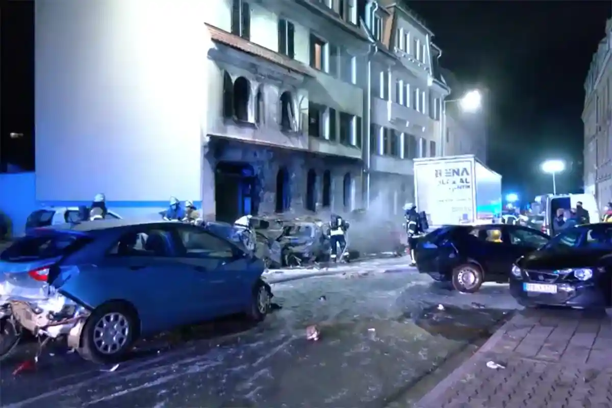 Авария в Фюрте: грузовик врезался в автомобили и впоследствии загорелся жилой дом. Фото: br.de