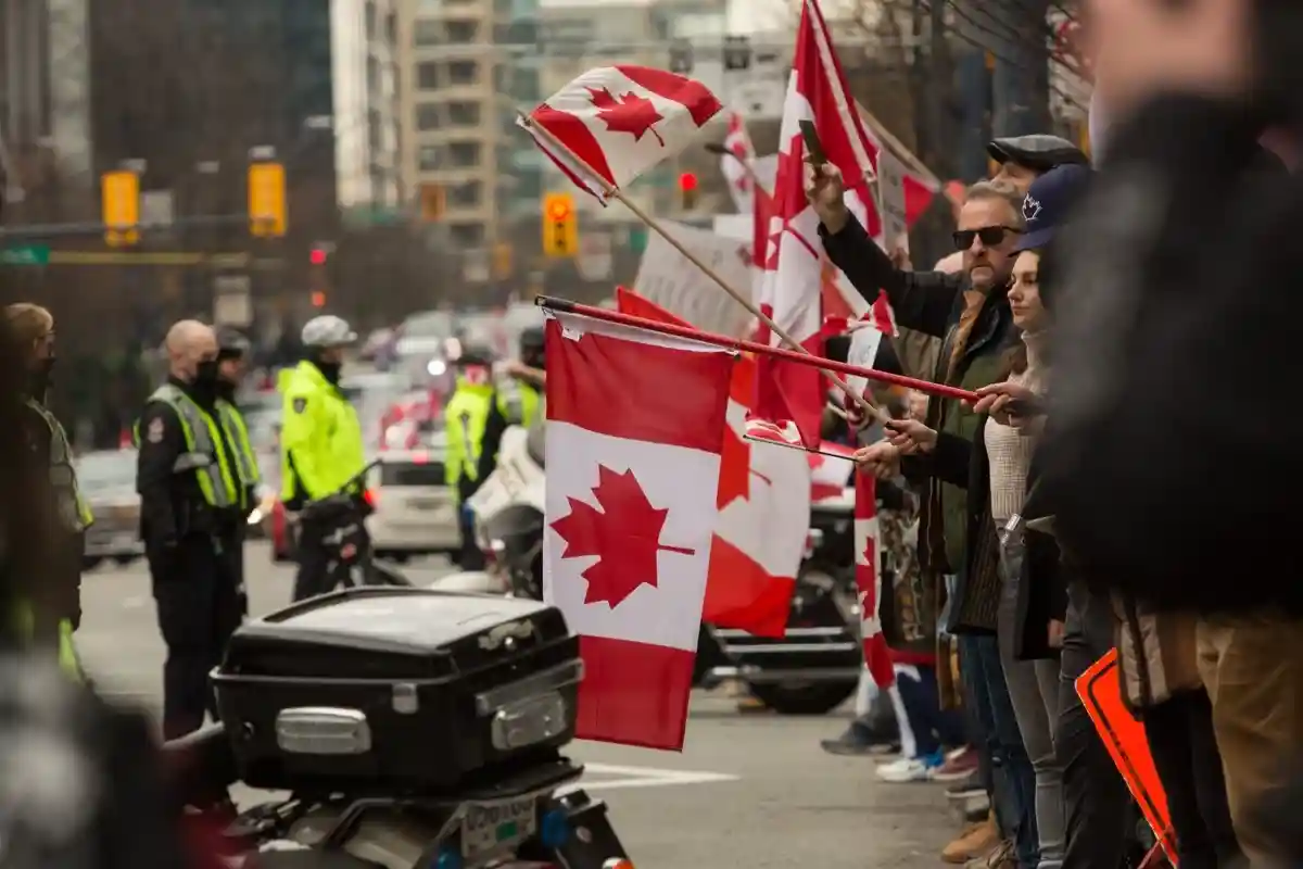 Разгон протестующих в Канаде: в ход пошли перцовые баллончики и светошумовые гранаты