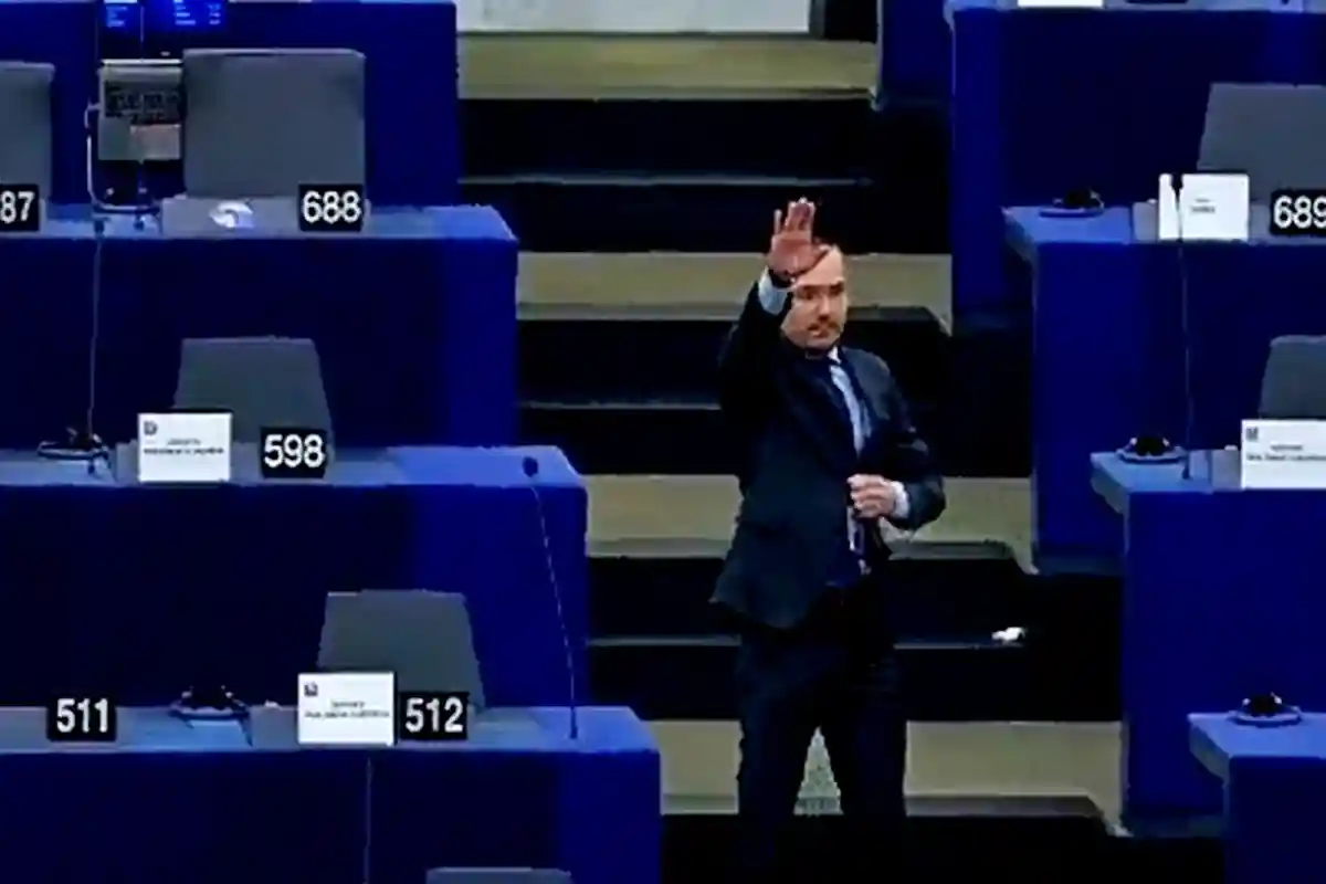 Депутат Европарламента зиговал. Фото: @Renaissance_UE / twitter