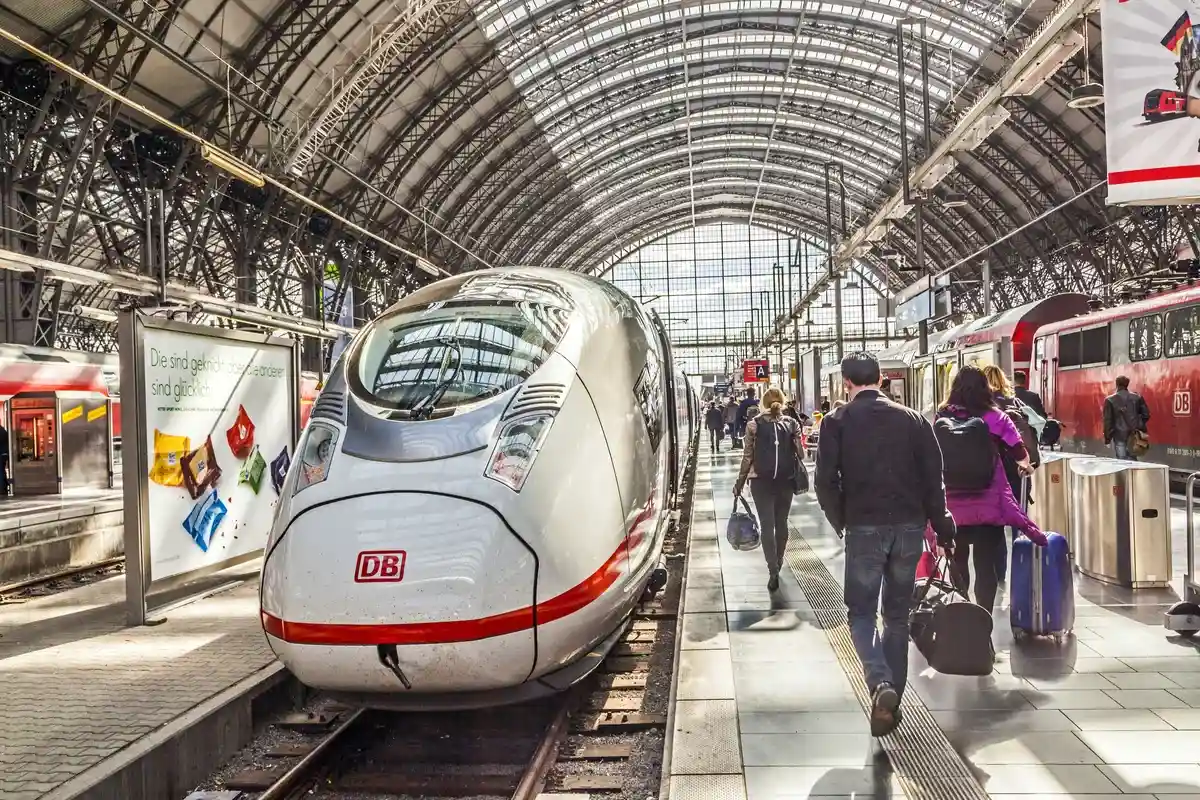 Железнодорожная компания Deutsche Bahn объявила, что хотела бы запустить 50 специальных поездов к Пасхе. Фото: travelview / Shutterstock.com