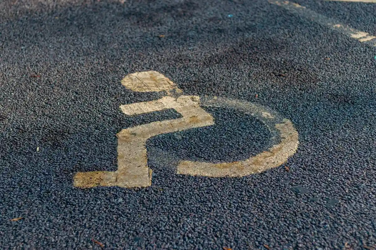 Парковка для инвалидов. Фото: Jakub Pabis / unsplash.com