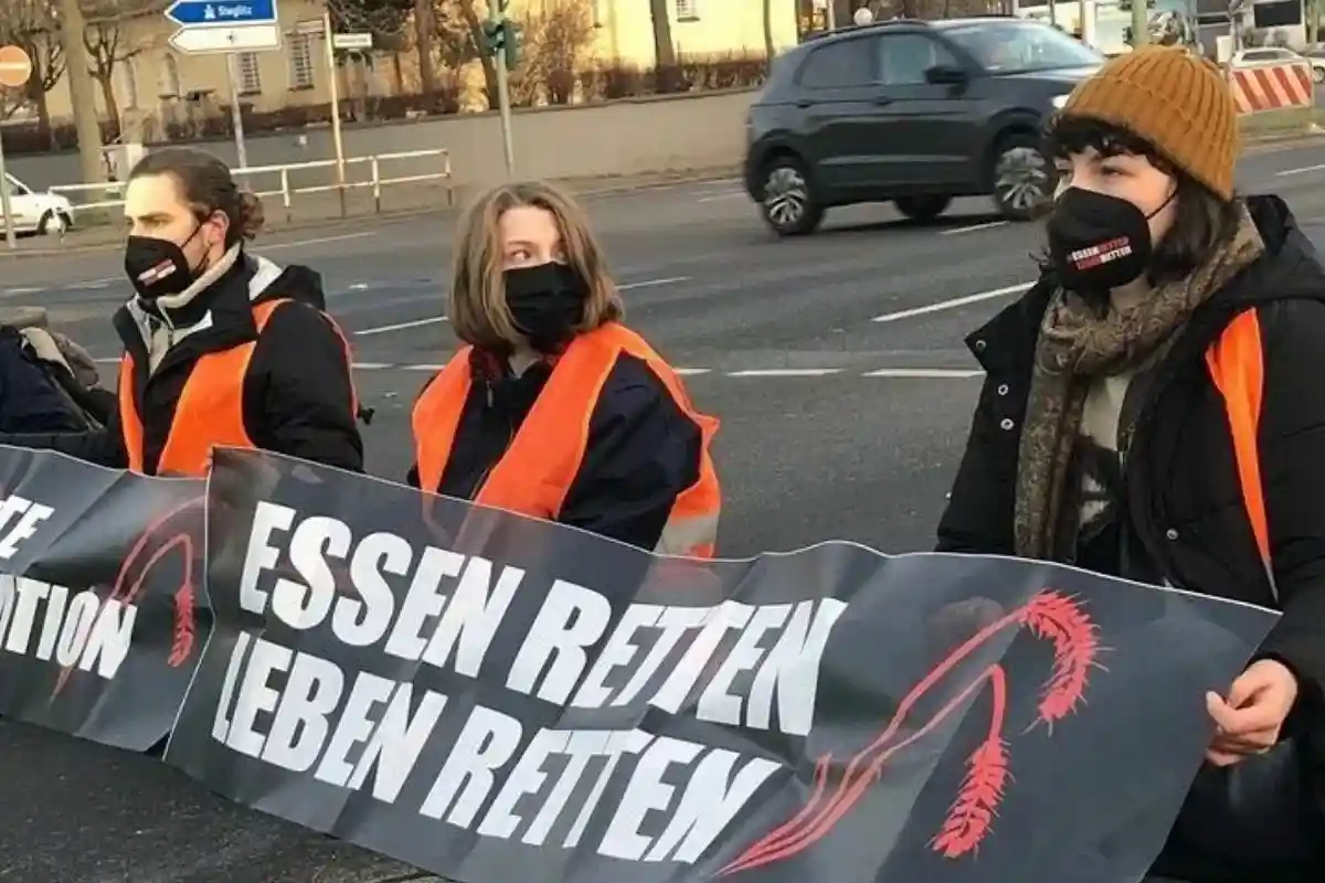 Эко-активисты в Берлине. Фото: AufstandLastGen / twitter.com
