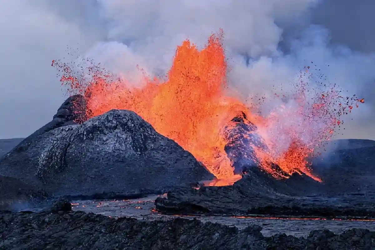 Извержение вулкана Этна выпустило облако дыма высотой 8 км