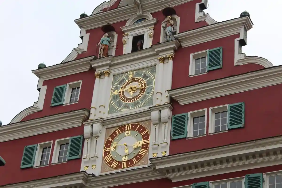 Часы на старой ратуше города Эсслинген. Фото: sladka1977 / pixabay.com
