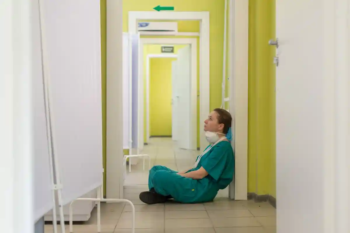 Большинству медицинского персонала тяжело справляться со стрессом из-за объемов работы. Фото: Vladimir Fedotov / unsplash.com 