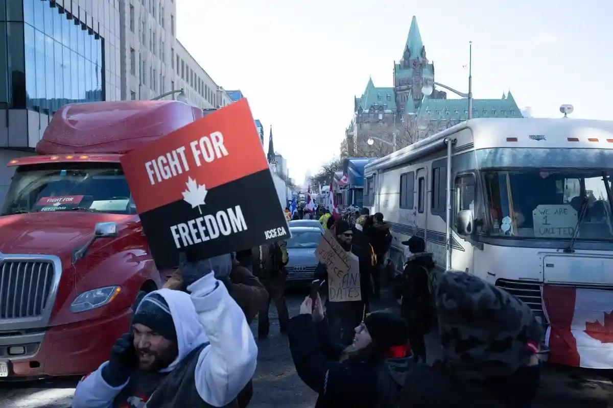 Полиция Канады арестовала не менее 100 протестующих
