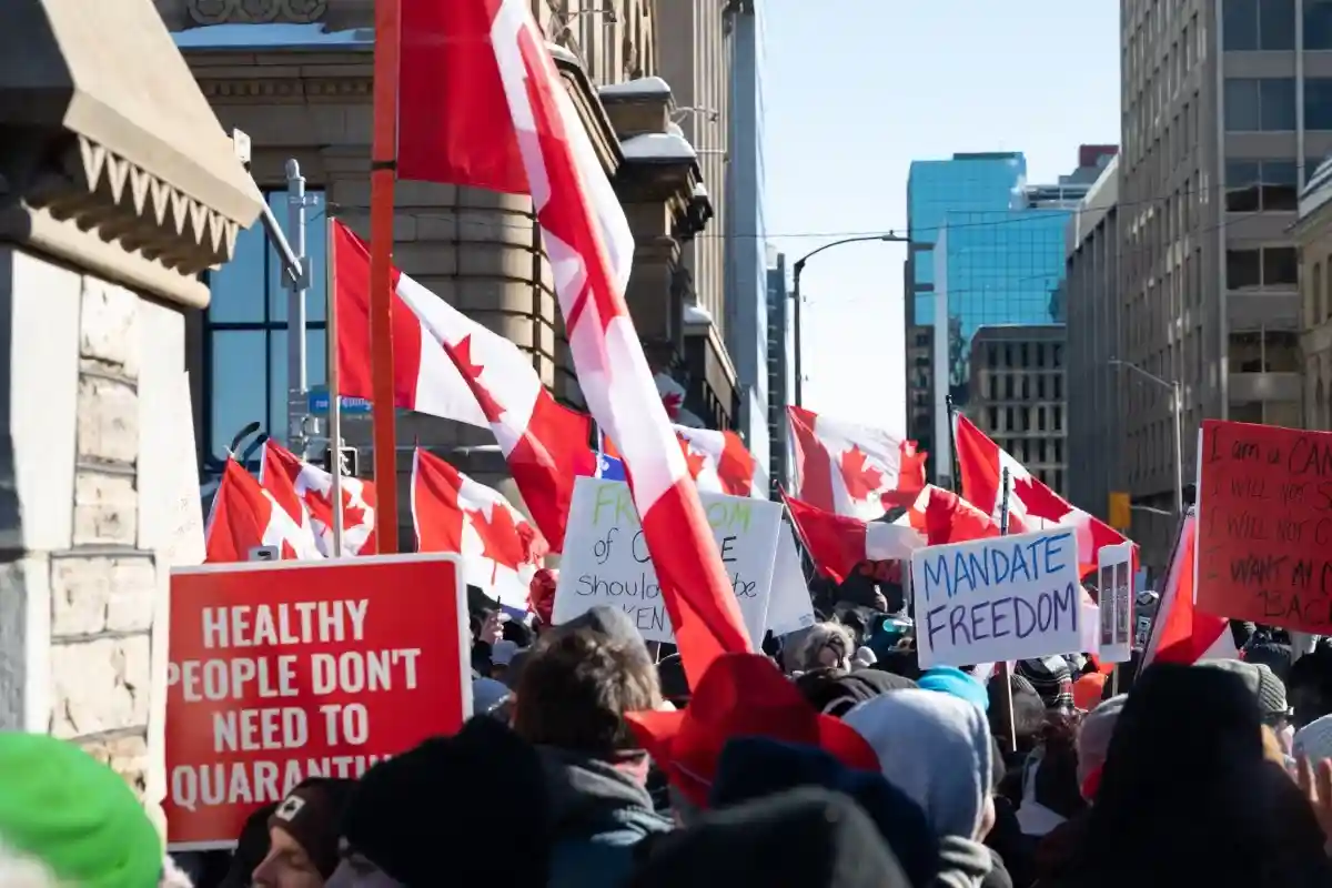 Канадские власти борются с протестом. Фото: Michel Elzo / Shutterstock.com