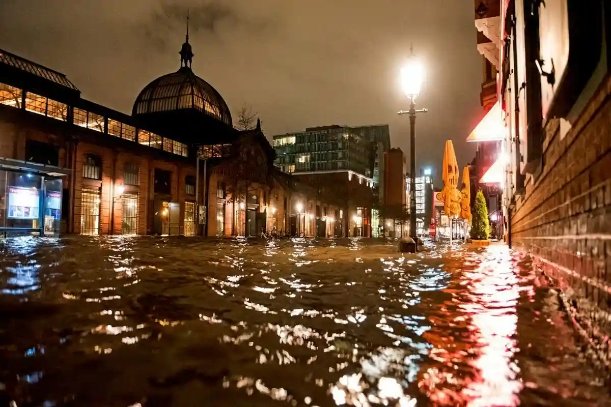 Гамбург затопили штормовые волны. Фото: @rox712 / twitter