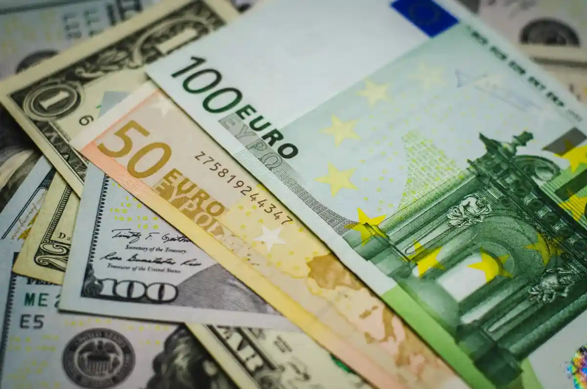Путин запретил переводить валюту на зарубежные счета