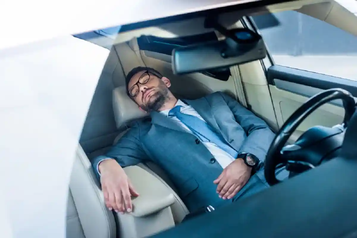 Как поспать в машине в дороге в Германии. Фото: LightField Studios / shutterstock.com