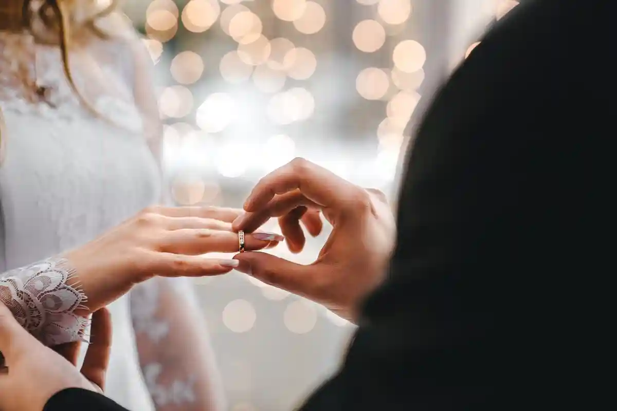 Как сэкономить на свадьбе: можно арендовать наряды жениха и невесты Фото: KirylV / Shutterstock.com