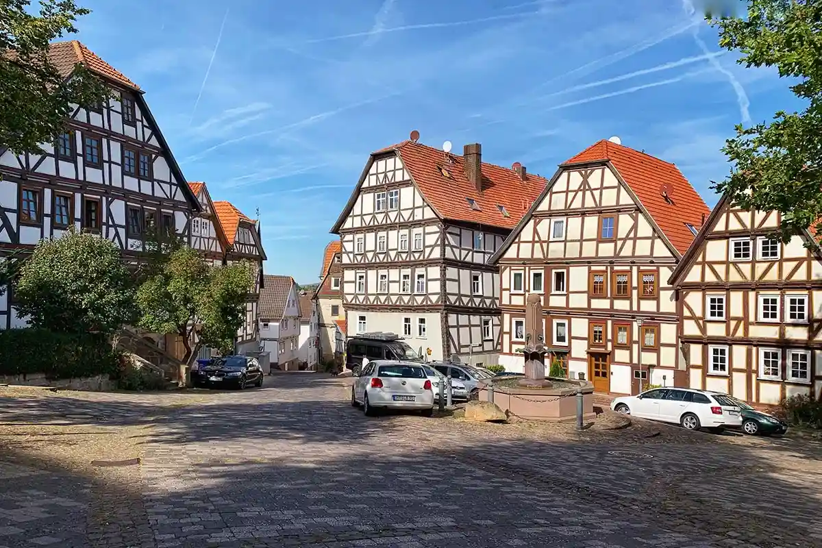 Традиционные немецкие дома, известные как средненемецкий дом (нем. mittel deutsches Haus), расположены вдоль мощеных улиц. Фото: shutterstock.com