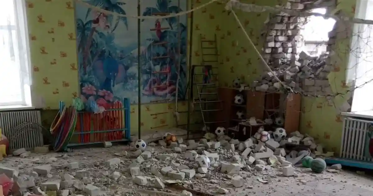 Обстрел несмотря на перемирие: пострадал детский сад в Луганске