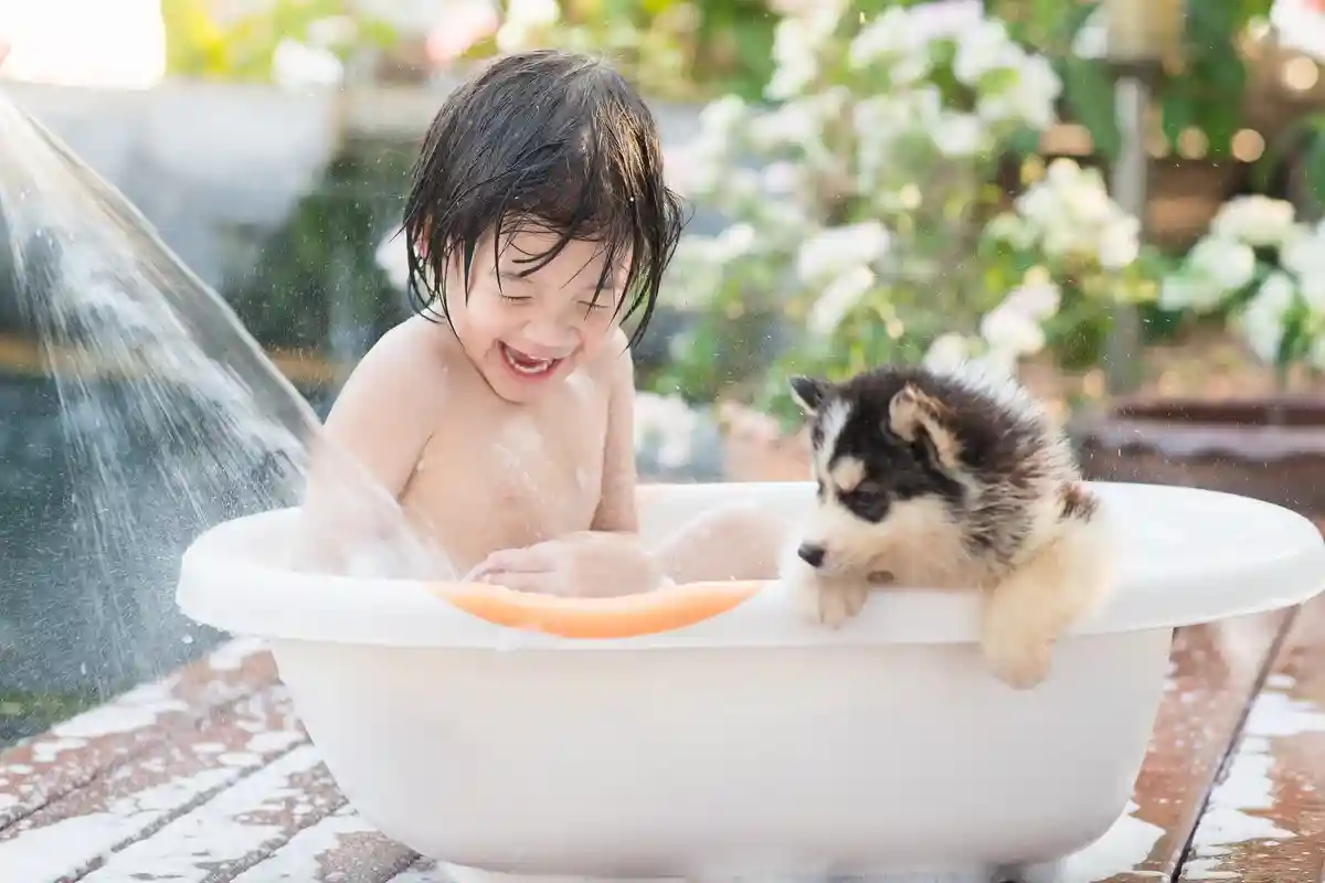 Маленьким детям достаточно купаться 2-3 раза в неделю. Фото: ANURAK PONGPATIMET / shutterstock.com
