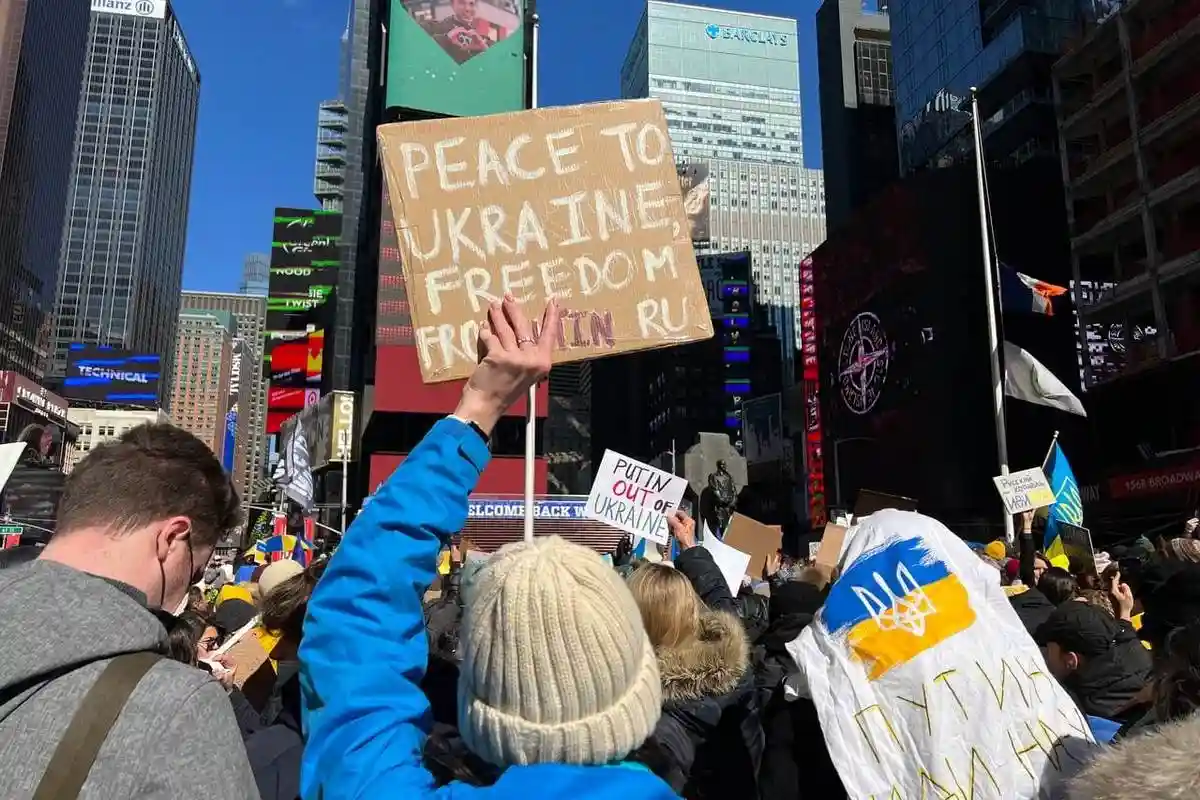 Митинг в Нью-Йорке против войны в Украине. Фото: Aussiedlerbote