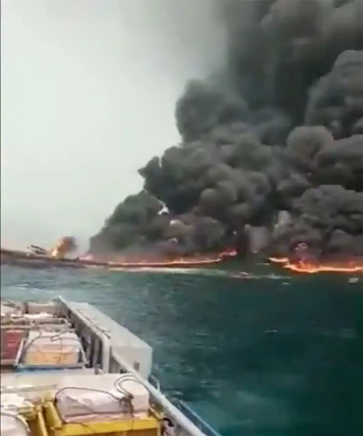 Горящий нефтяной танкер у берегов Нигерии. Скриншот из видео: twitter.com/AuroraIntel