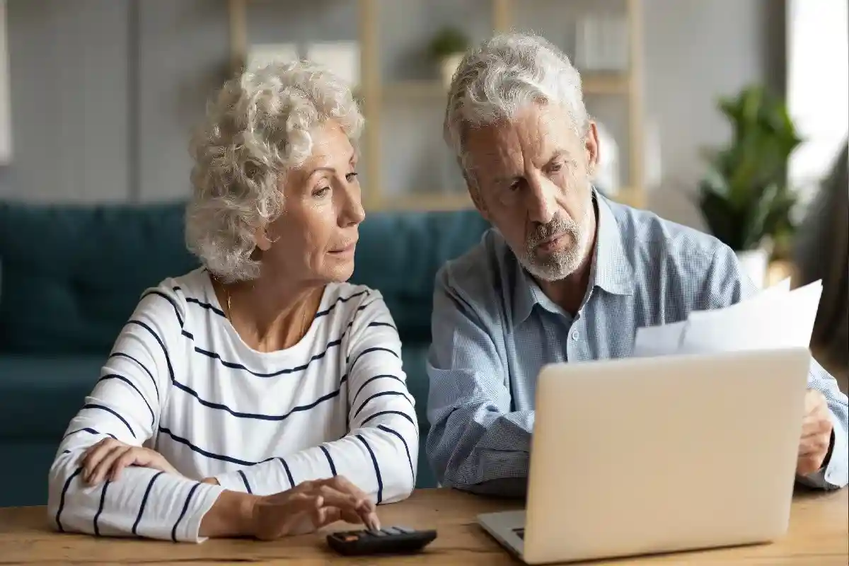 Около 203 000 пожилых людей получили пенсию в размере менее 1200 евро в месяц. Фото: fizkes / Shutterstock.com 