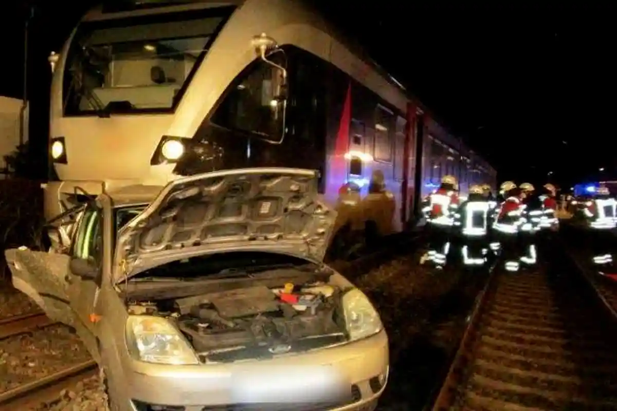 Поезд тащил авто по рельсам. Фото: bundespolizei.de