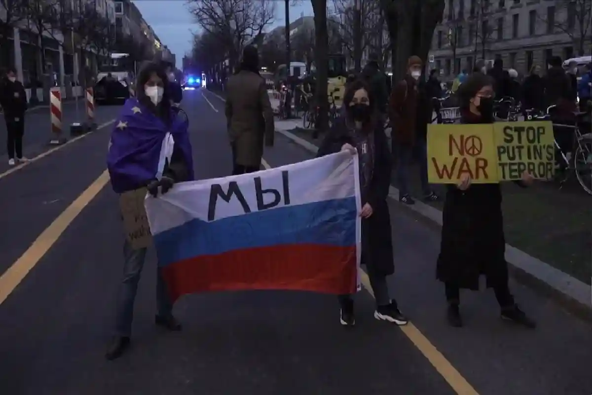 Участники акции протеста держали в руках плакаты с лозунгами: «Мы против войны», «No war» («
