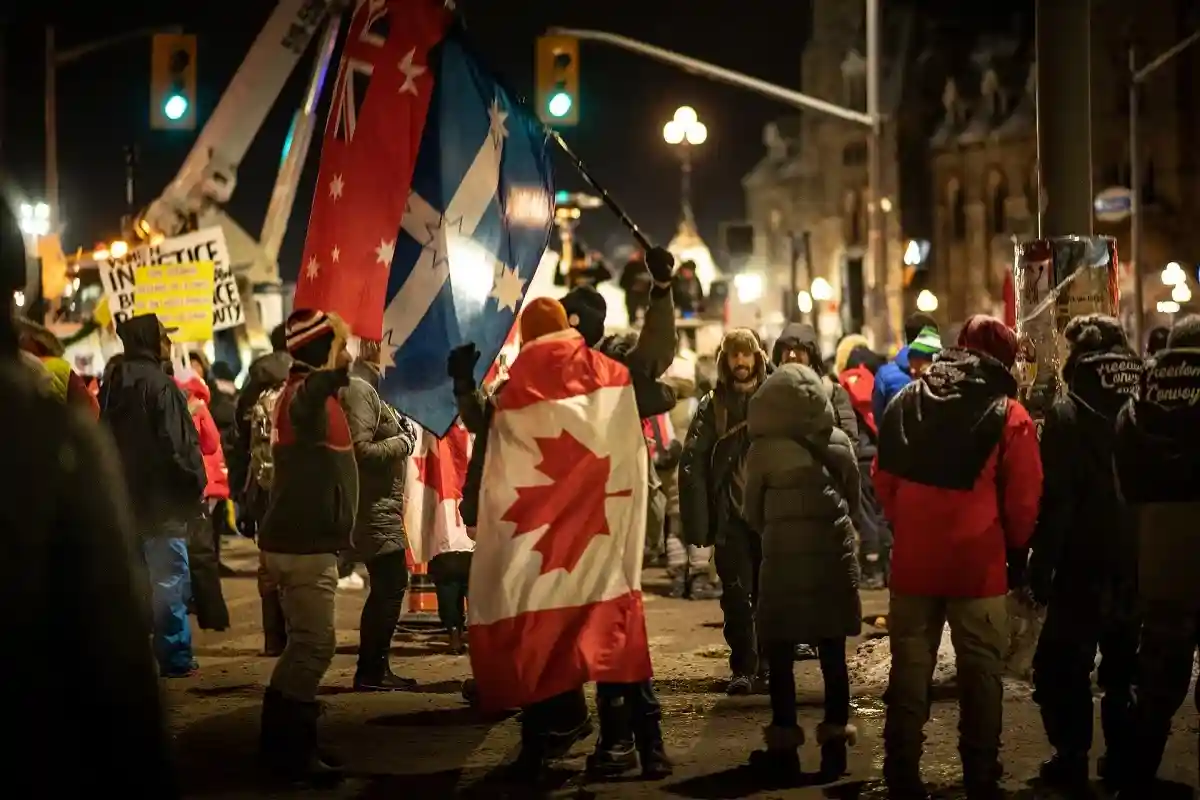 Полицейские Канады стали поддерживать протест «Конвой свободы»