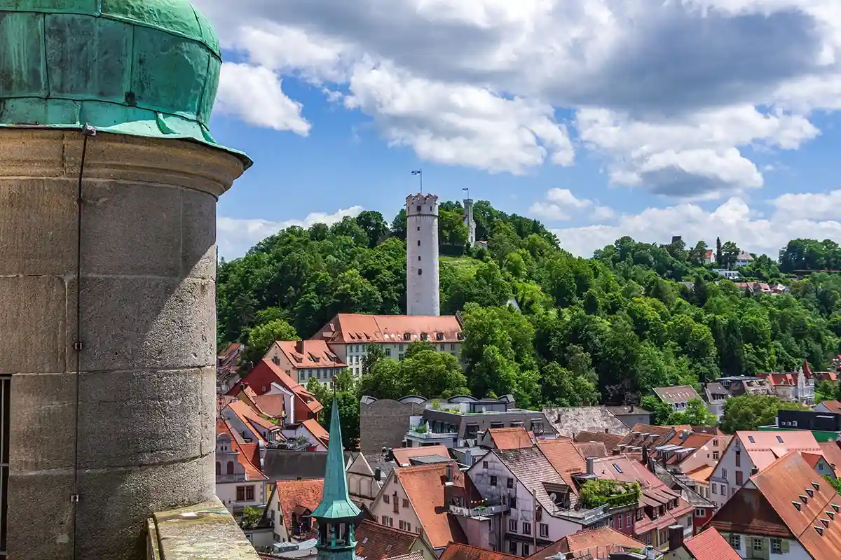 Равенсбург, Баден-Вюртемберг, Германия: вид с башни Блазер на крыши города, на башню Мельзак и замок Вита. Фото: shutterstock.com