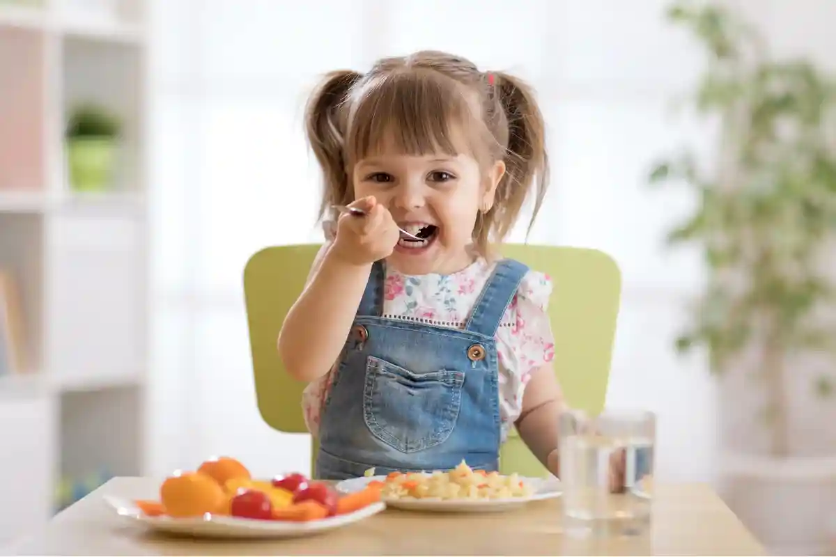Детей специалисты по питанию рекомендуют кормить пять раз в день. Фото: Oksana Kuzmina / shutterstock.com