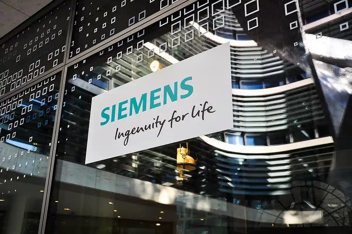 Демонстрации сотрудников Siemens из подразделения Large Drive Applications была началом внутреннего протеста. Juergen_Wallstabe / Shutterstock.