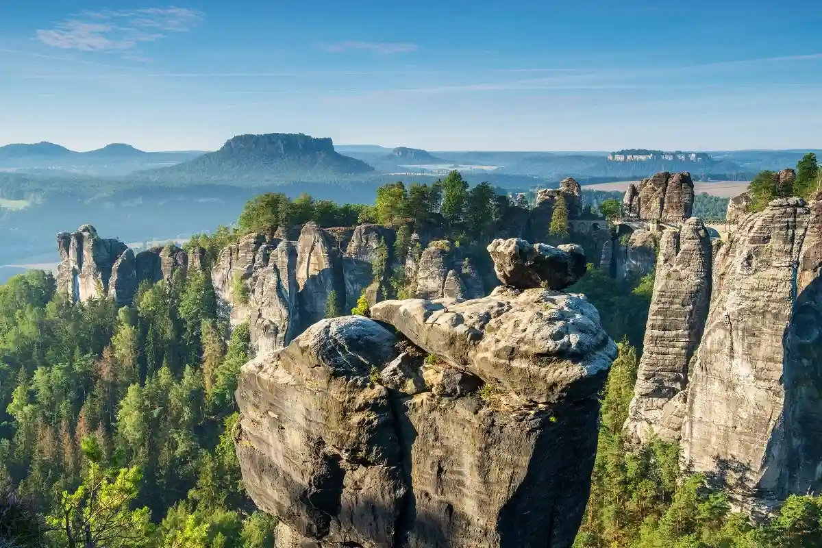 По всей Германии можно найти впечатляющие скальные образования, которые вместе с окружающим ландшафтом образуют уникальные природные пейзажи.