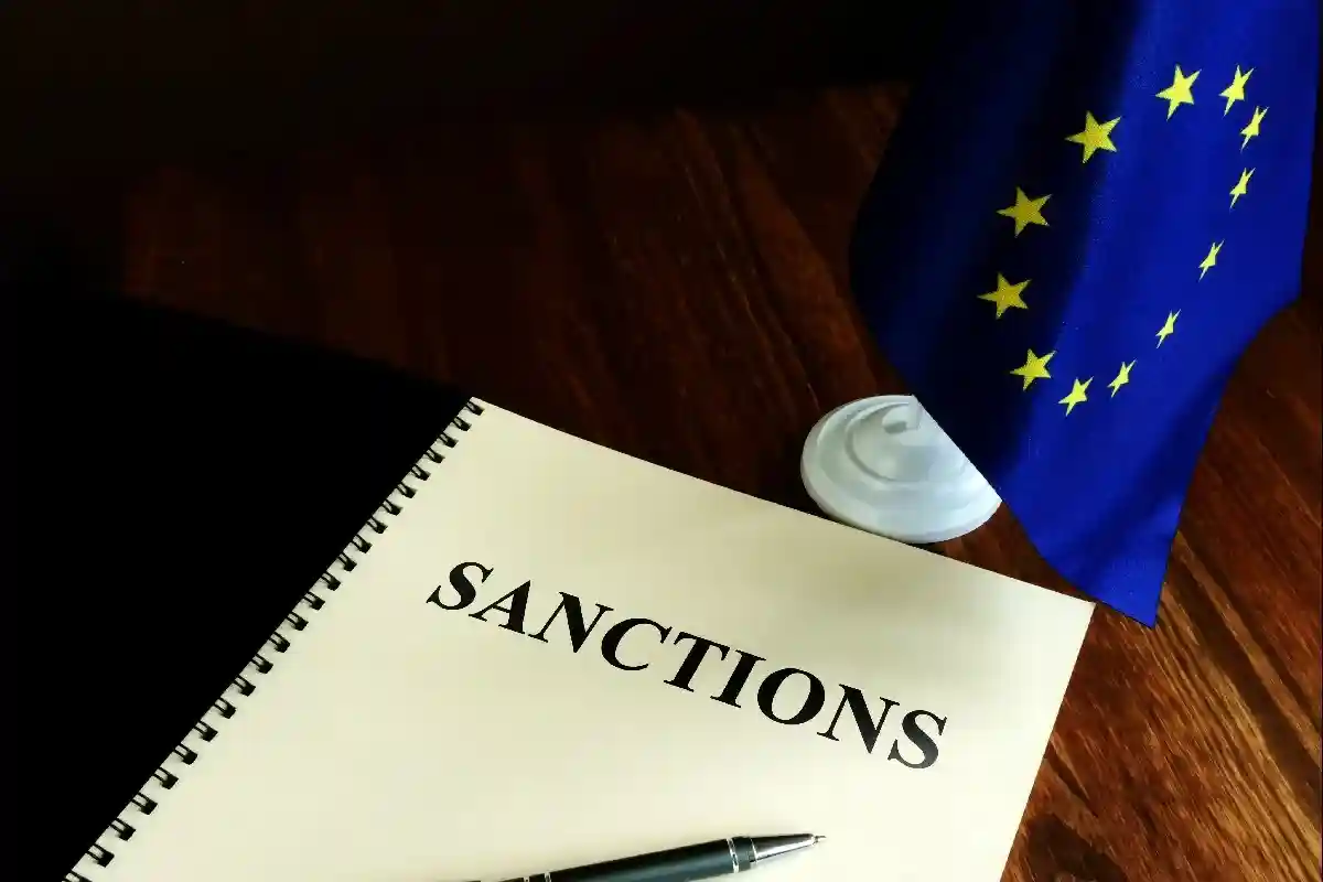 Высшие должностные лица Европейского союза заявили, что блок введет дополнительные санкции против России. Фото: Vitalii Vodolazskyi / Shutterstock.com 
