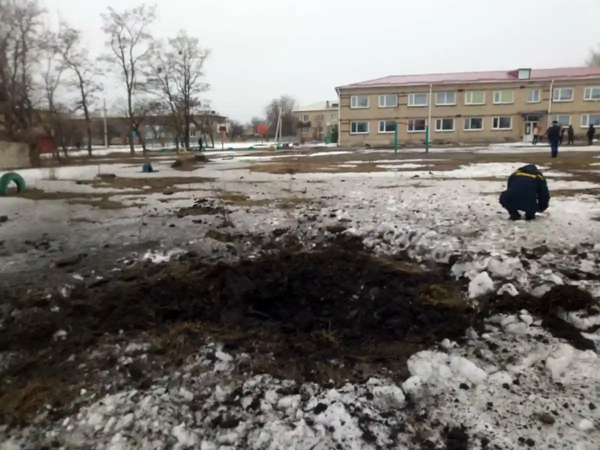 Снаряд попал на территорию школы во Врубовке. Фото: Левко Стек