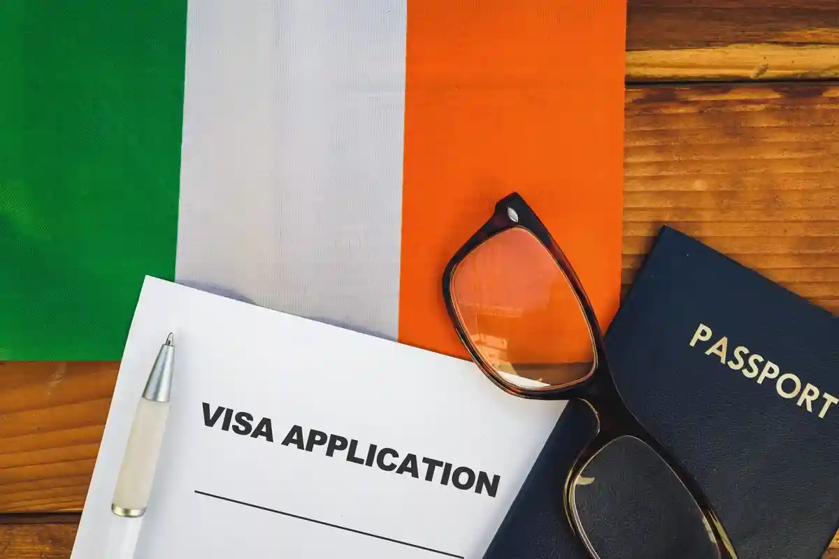 Ирландия отменила визы для всех украинцев. Фото: GagoDesign / shutterstock.com