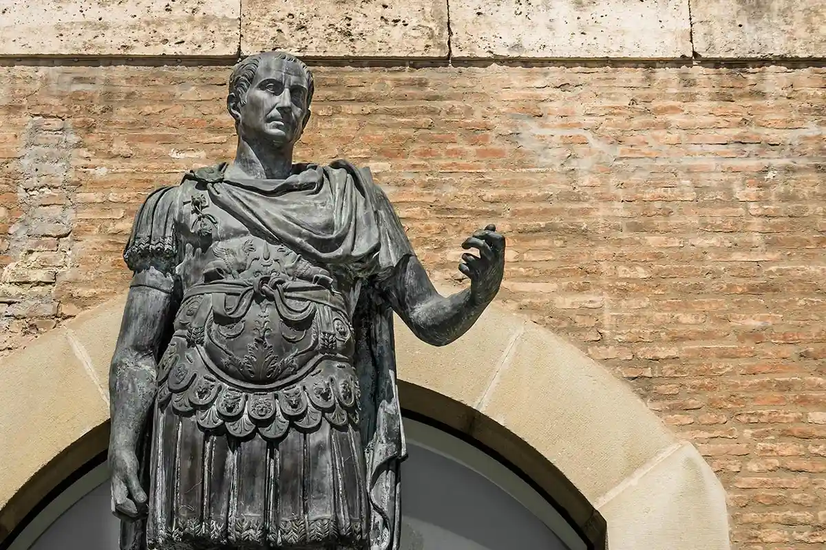 Римский полководец, писатель и консул оставил подробные записи о людях, проживавших в этом регионе и описал их уклад. Фото: shutterstock.com