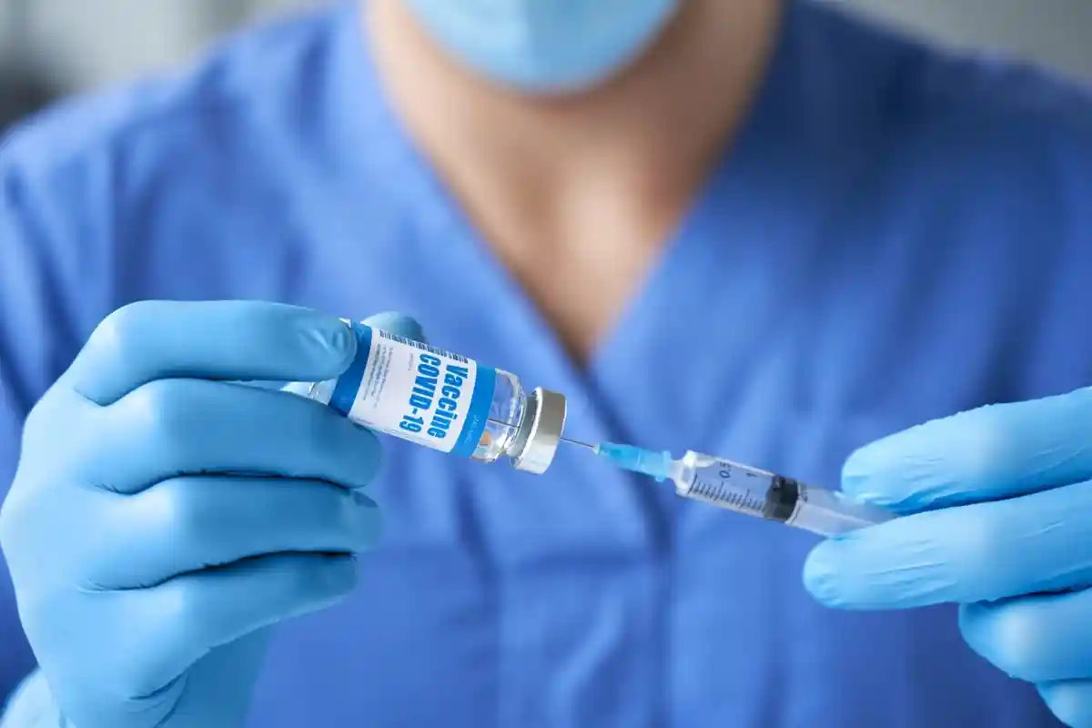 Вакцинация медицинских работников. Фото: insta_photos / shutterstock.com