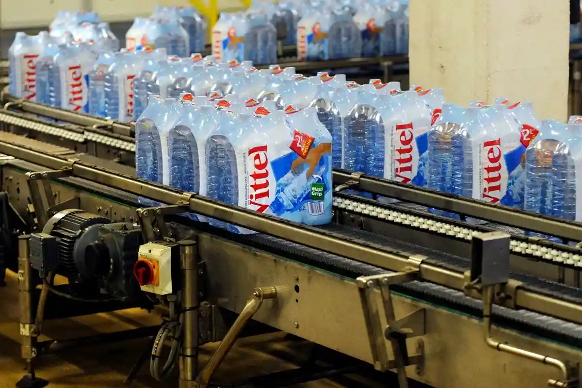 Nestle прекращает продажи воды Vittel. Фото: AFP